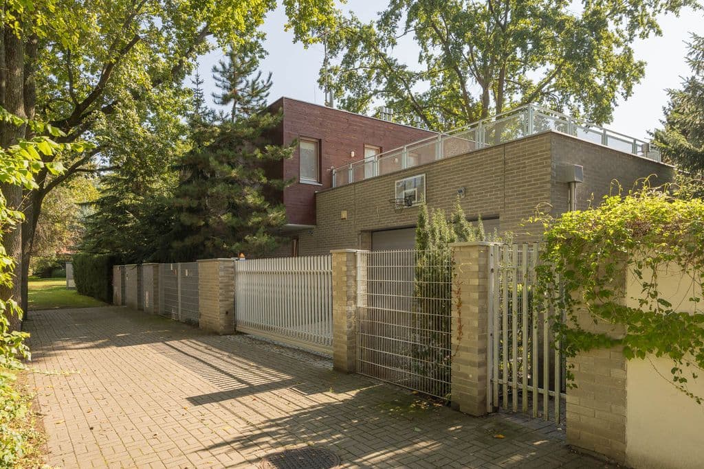 Ekskluzywny dom z dwoma tarasami w zieleni - Main photo