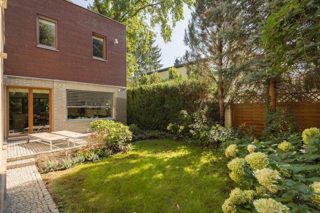 Ekskluzywny dom z dwoma tarasami w zieleni - Photo 2