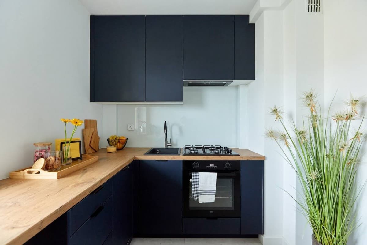 Unikalna kawalerka z oddzielną kuchnią i oknem - Photo 3