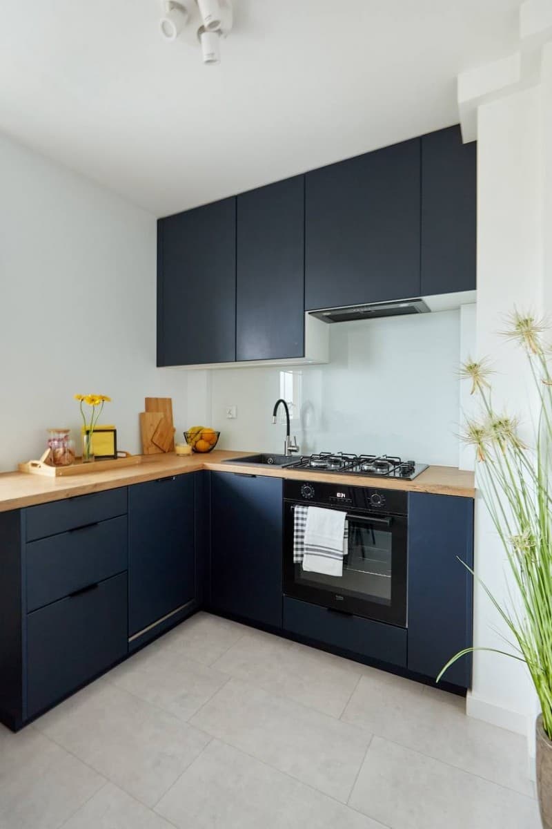 Unikalna kawalerka z oddzielną kuchnią i oknem - Photo 2