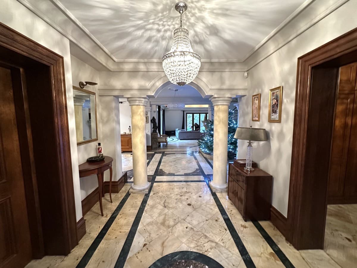 Przestronna willa z jacuzzi na cichej ulicy – 1