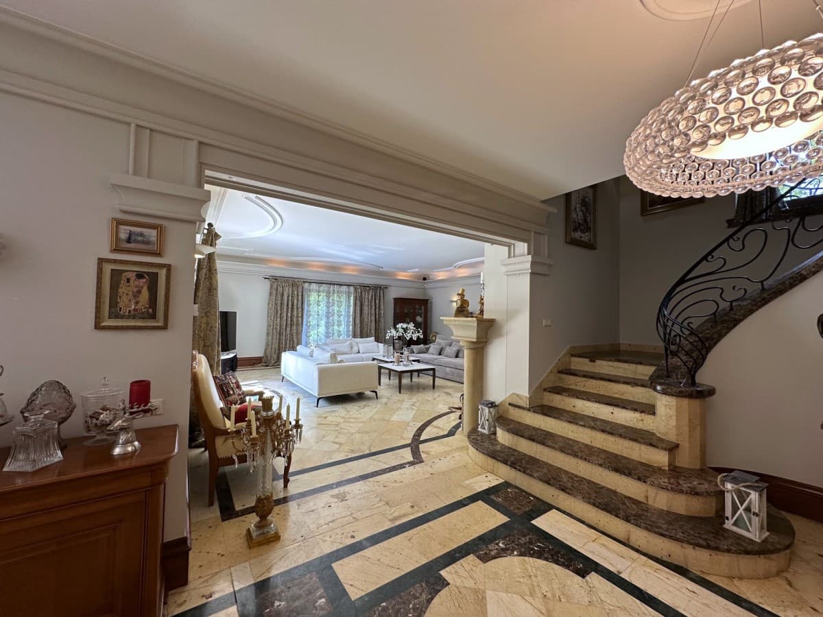 Przestronna willa z jacuzzi na cichej ulicy – 2