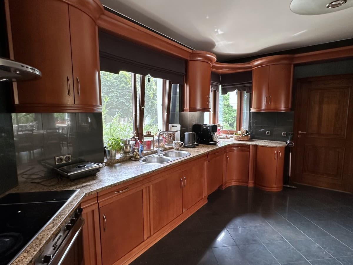 Przestronna willa z jacuzzi na cichej ulicy – 8