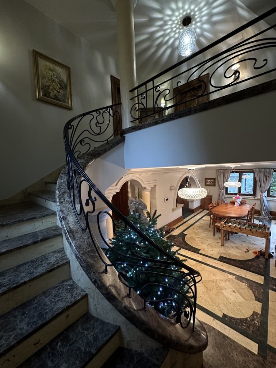 Przestronna willa z jacuzzi na cichej ulicy – 9