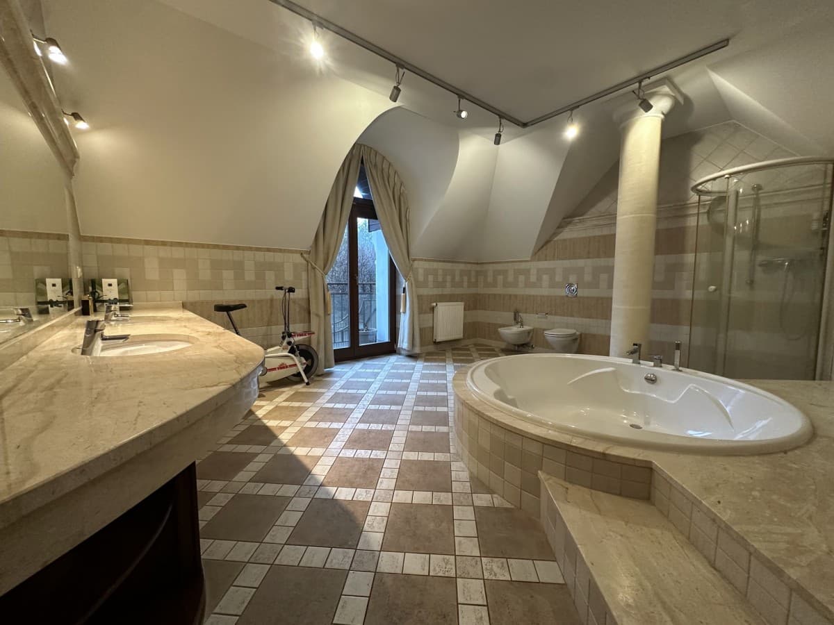 Przestronna willa z jacuzzi na cichej ulicy – 17