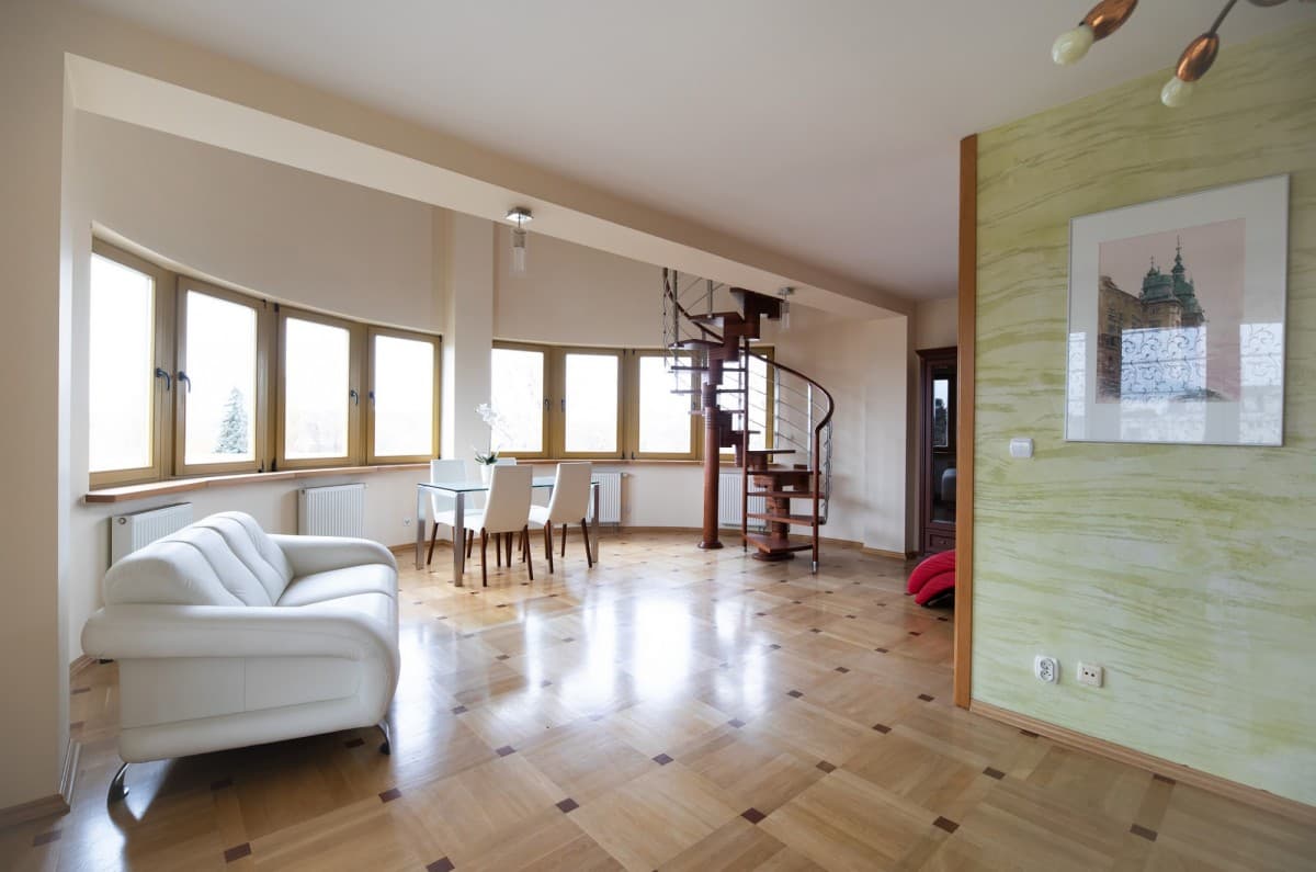 Przestronny dwupoziomowy apartament z basenem w Konstancinie – 1