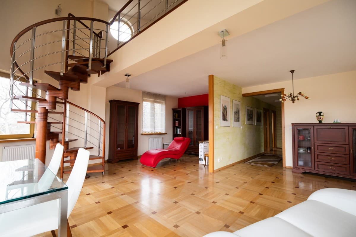 Przestronny dwupoziomowy apartament z basenem w Konstancinie – 2