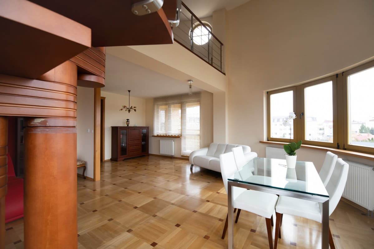 Przestronny dwupoziomowy apartament z basenem w Konstancinie – 3