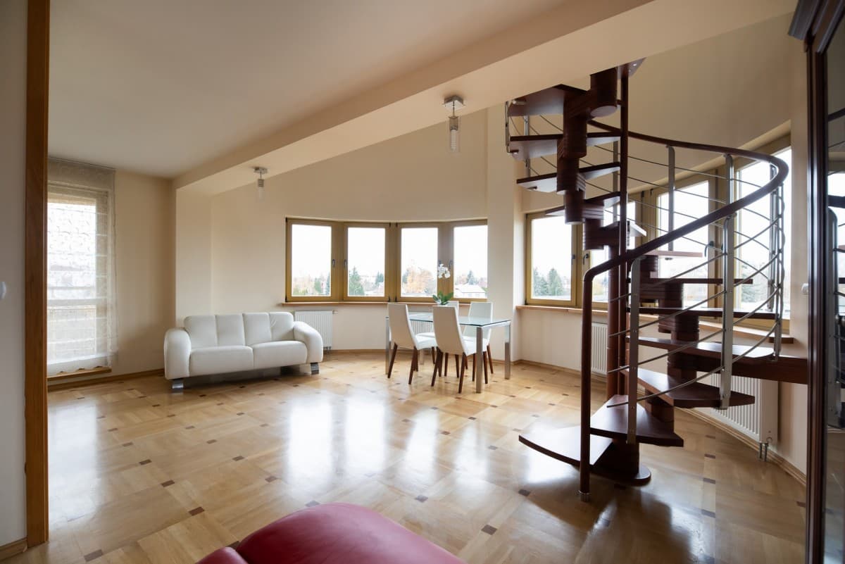 Przestronny dwupoziomowy apartament z basenem w Konstancinie – 4