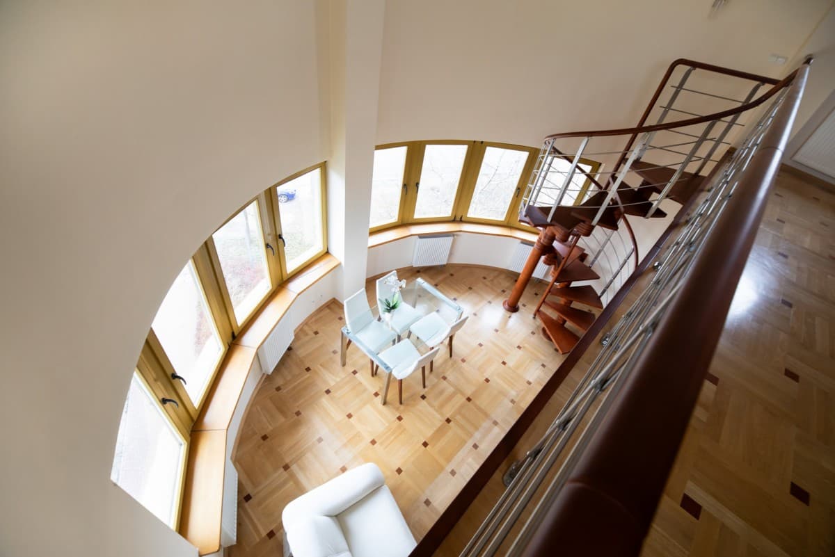 Przestronny dwupoziomowy apartament z basenem w Konstancinie – 7