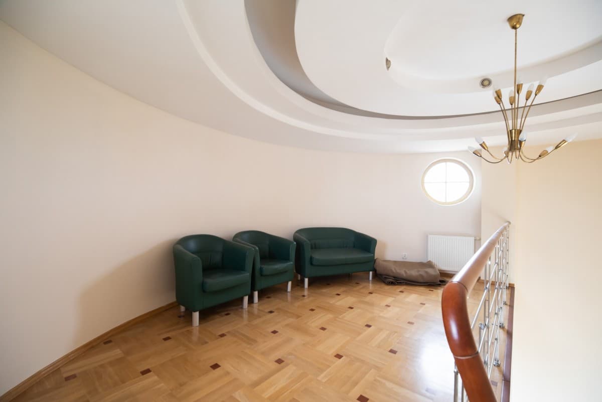 Przestronny dwupoziomowy apartament z basenem w Konstancinie – 9