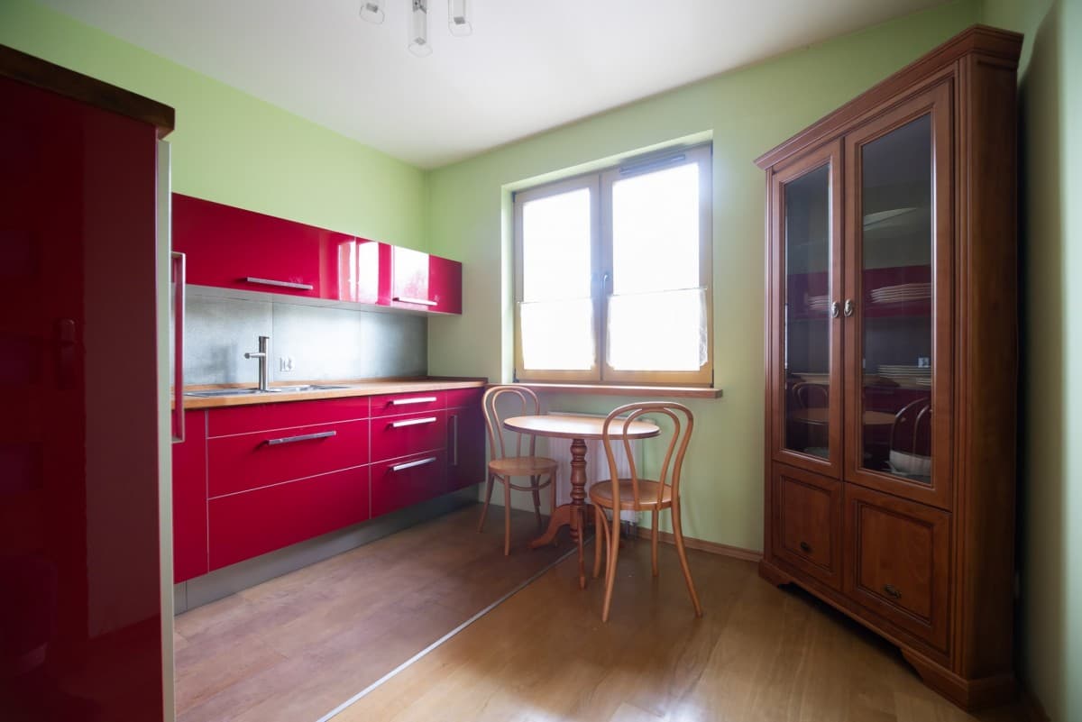 Przestronny dwupoziomowy apartament z basenem w Konstancinie – 12