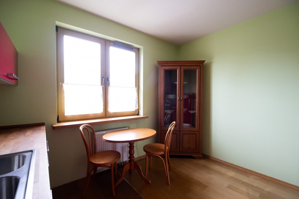 Przestronny dwupoziomowy apartament z basenem w Konstancinie – 13