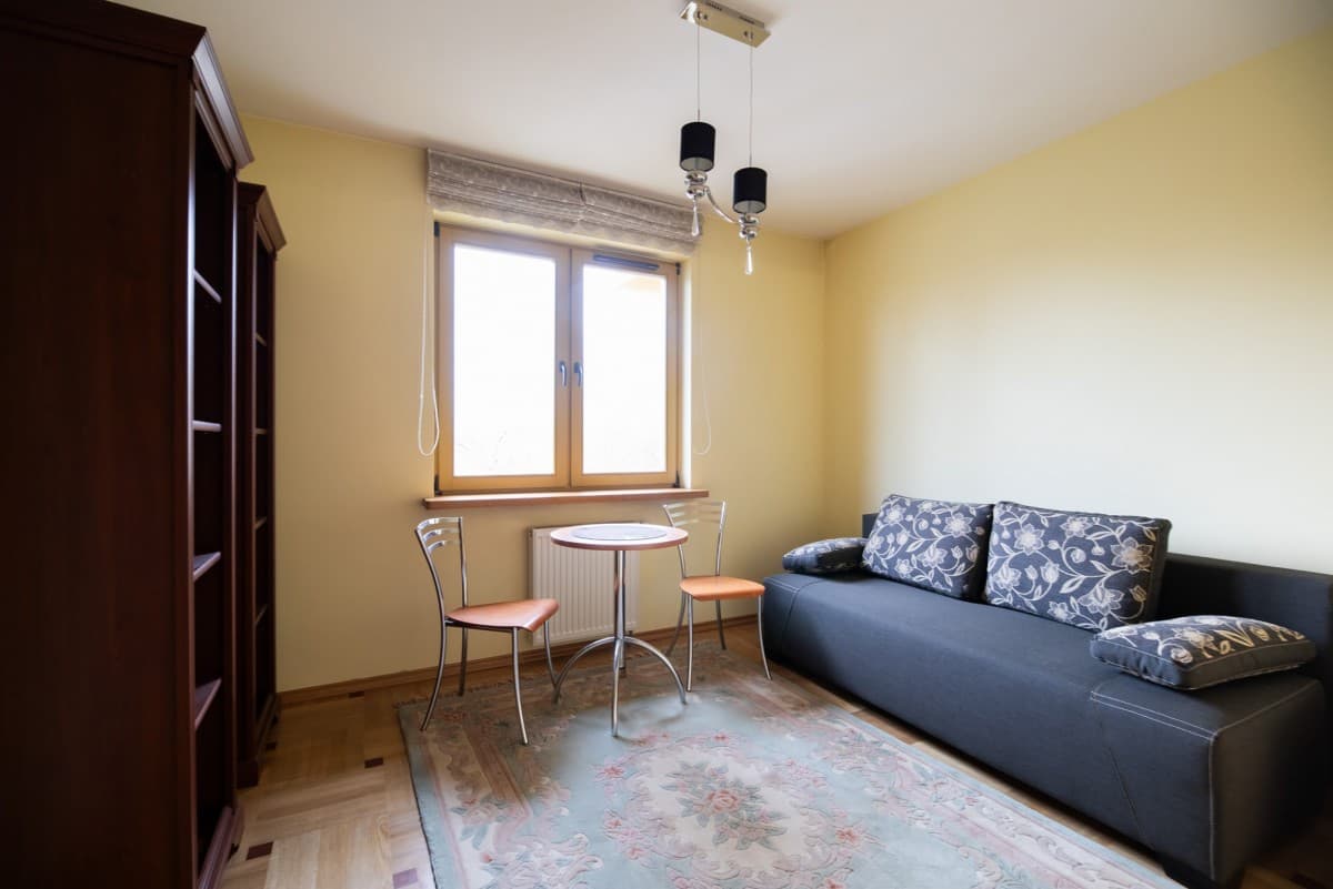Przestronny dwupoziomowy apartament z basenem w Konstancinie – 14