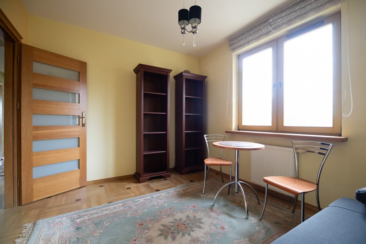 Przestronny dwupoziomowy apartament z basenem w Konstancinie – 15