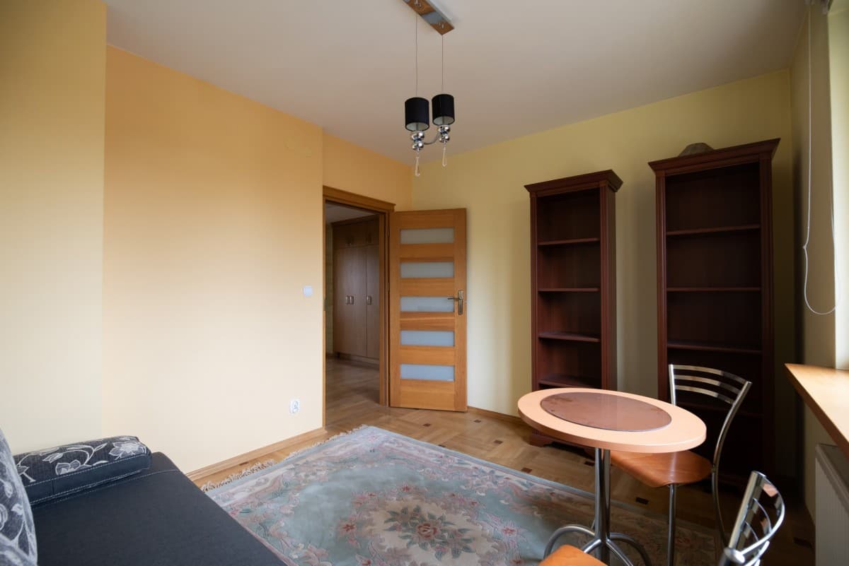Przestronny dwupoziomowy apartament z basenem w Konstancinie – 16