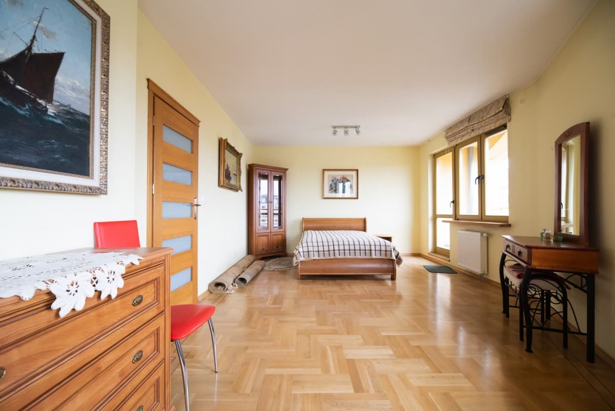 Przestronny dwupoziomowy apartament z basenem w Konstancinie – 17