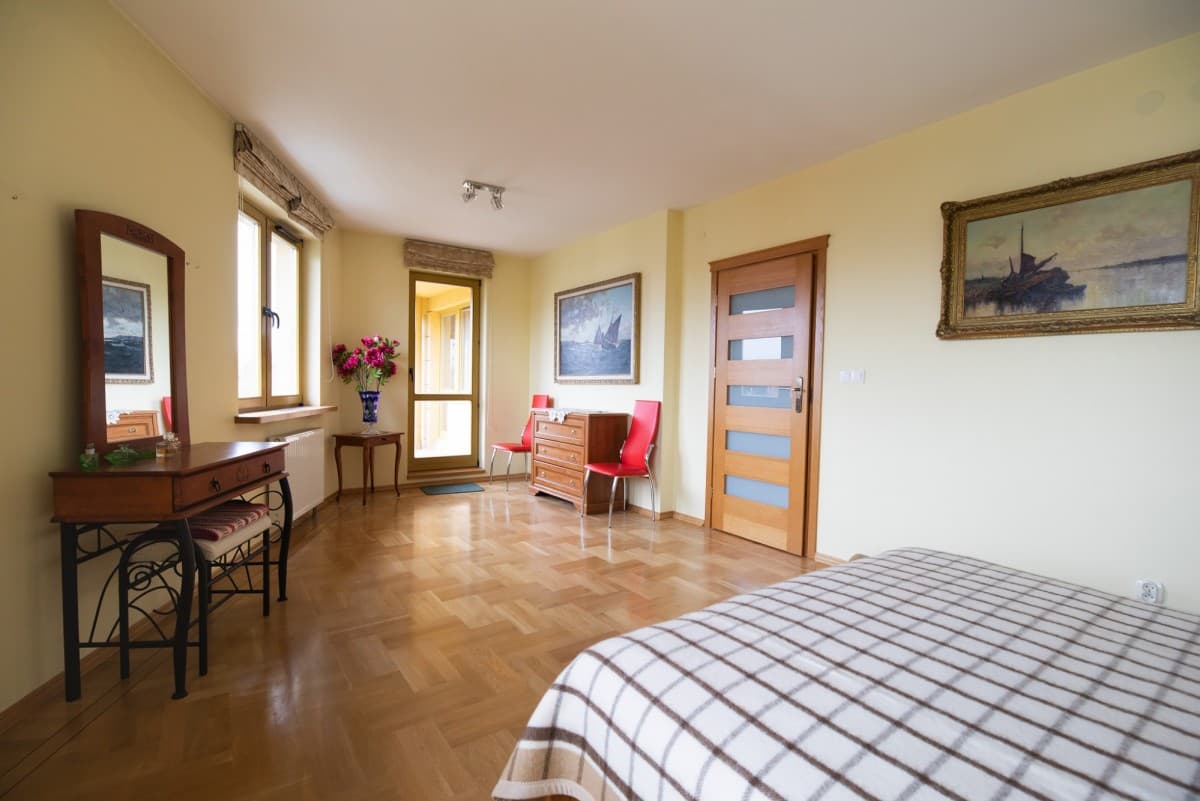 Przestronny dwupoziomowy apartament z basenem w Konstancinie – 18