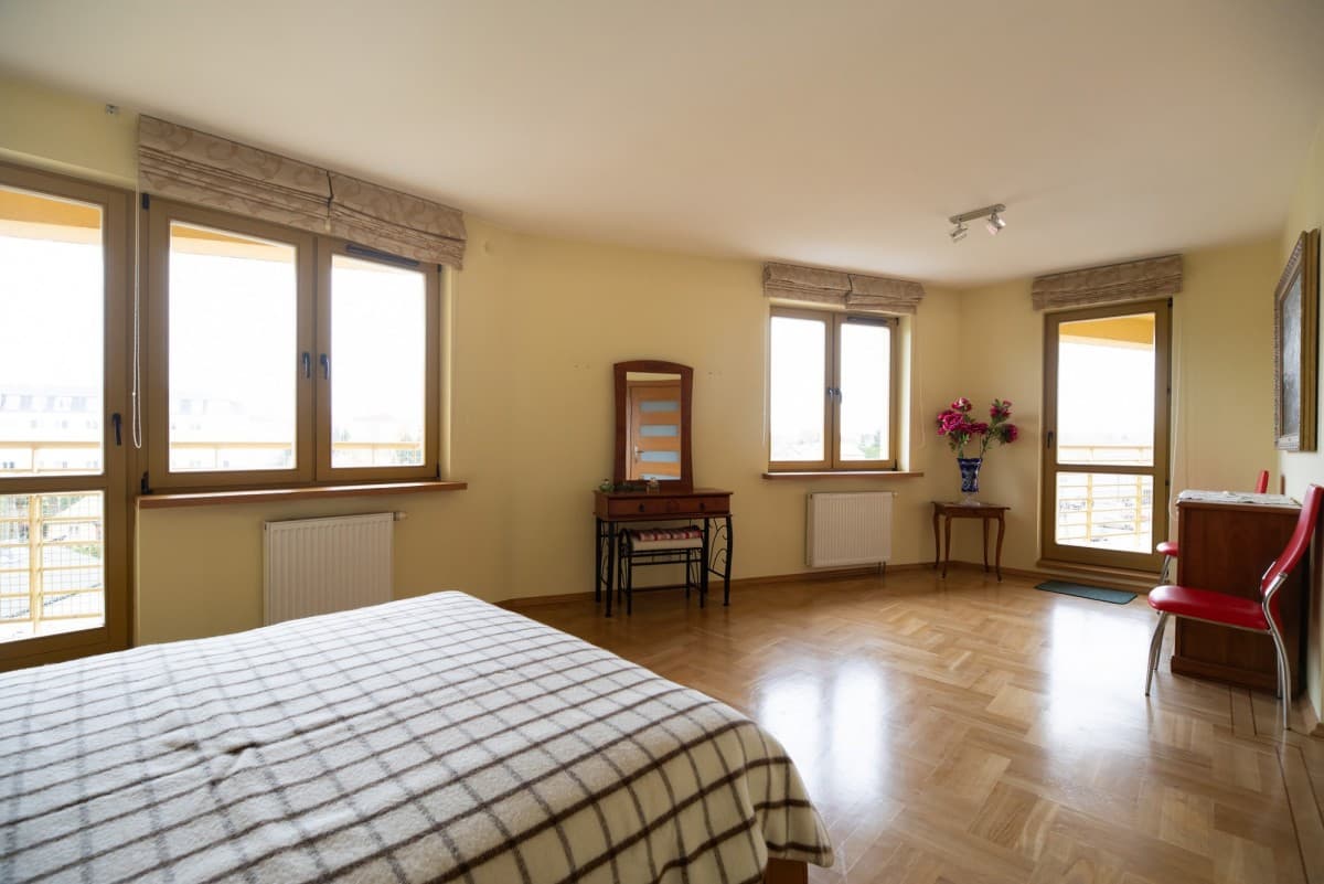 Przestronny dwupoziomowy apartament z basenem w Konstancinie – 19