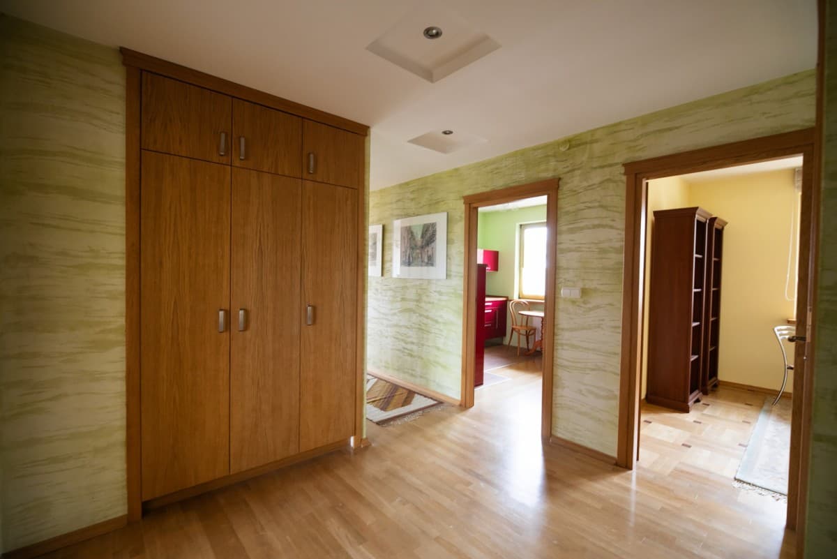 Przestronny dwupoziomowy apartament z basenem w Konstancinie – 22