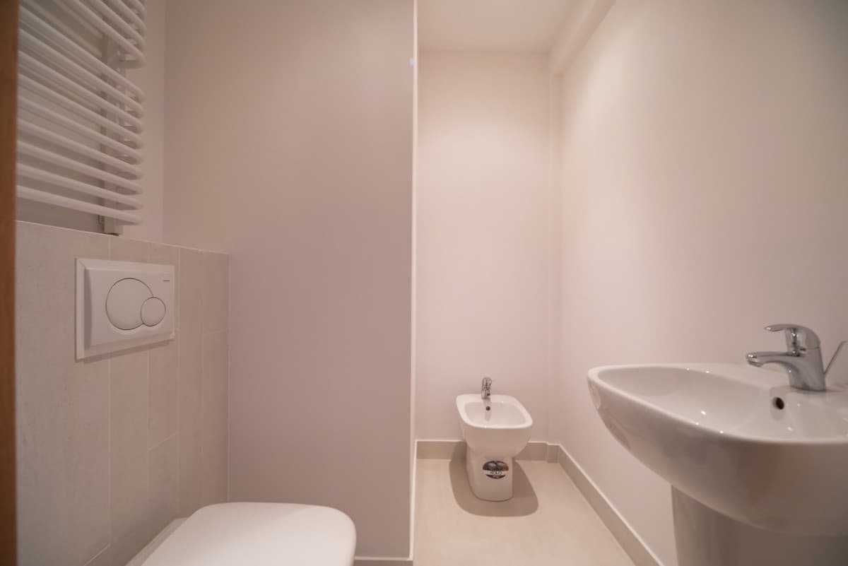 Przestronny dwupoziomowy apartament z basenem w Konstancinie – 23