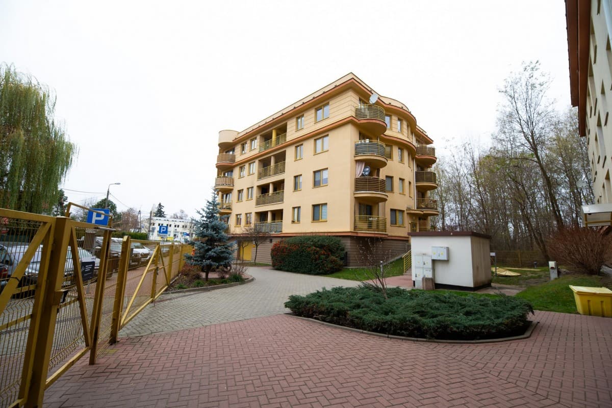 Przestronny dwupoziomowy apartament z basenem w Konstancinie – 26