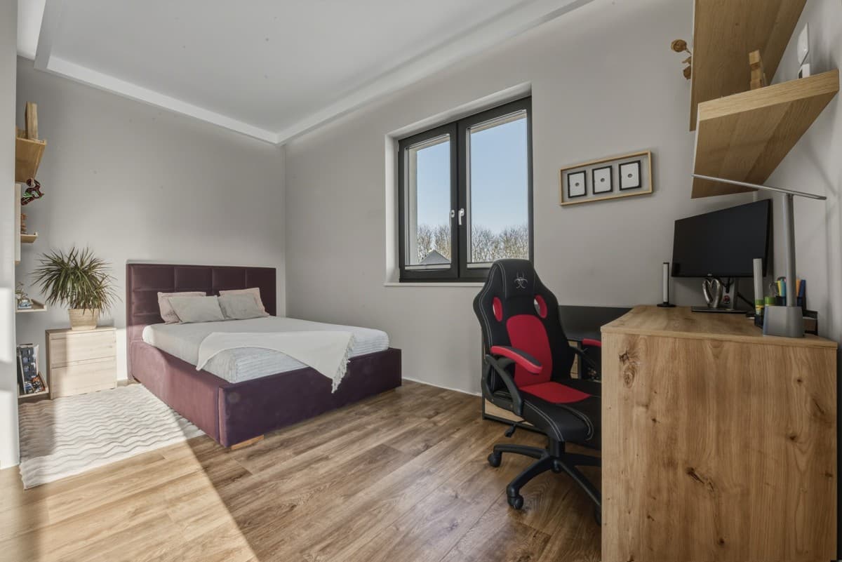 Nowoczesny dom bliźniak w zielonym otoczeniu – 18