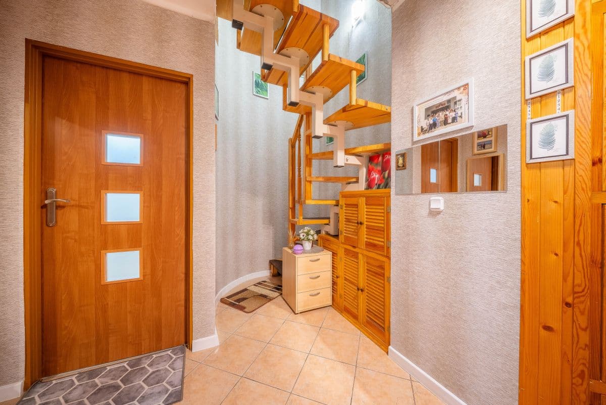 Przestronne, dwupoziomowe mieszkanie z balkonem w Piasecznie – 7