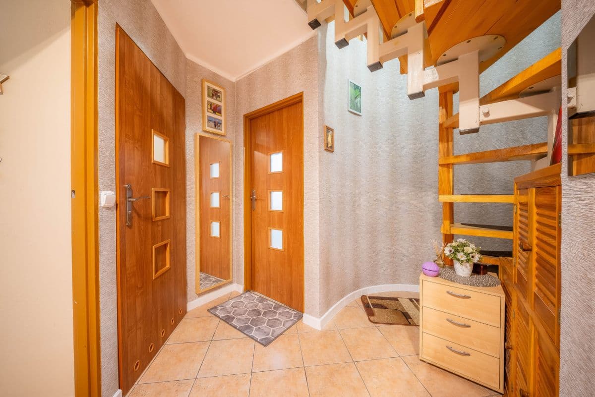 Przestronne, dwupoziomowe mieszkanie z balkonem w Piasecznie – 8