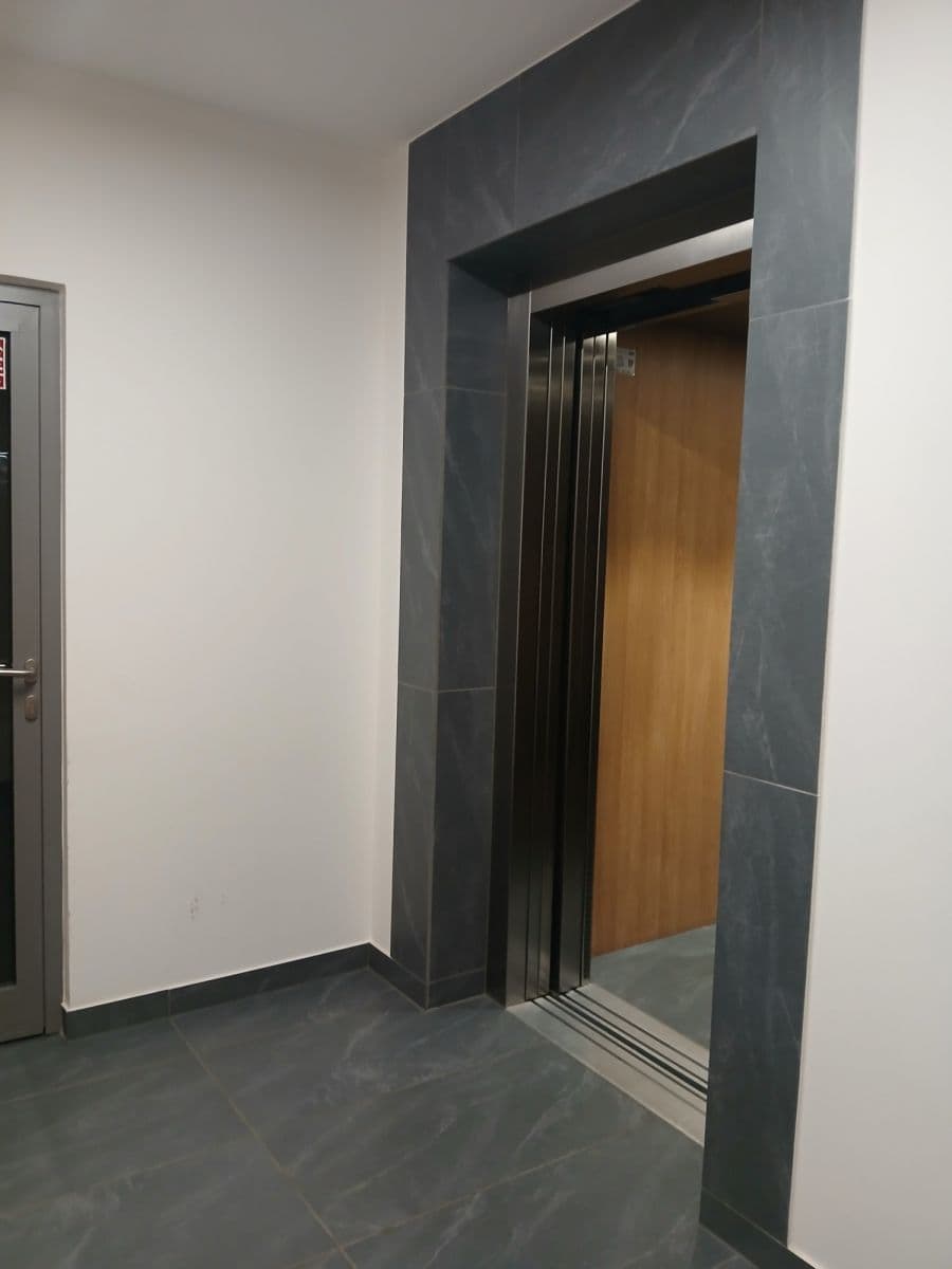 Jednopokojowe mieszkanie z garażem w modnej Pradze – 14