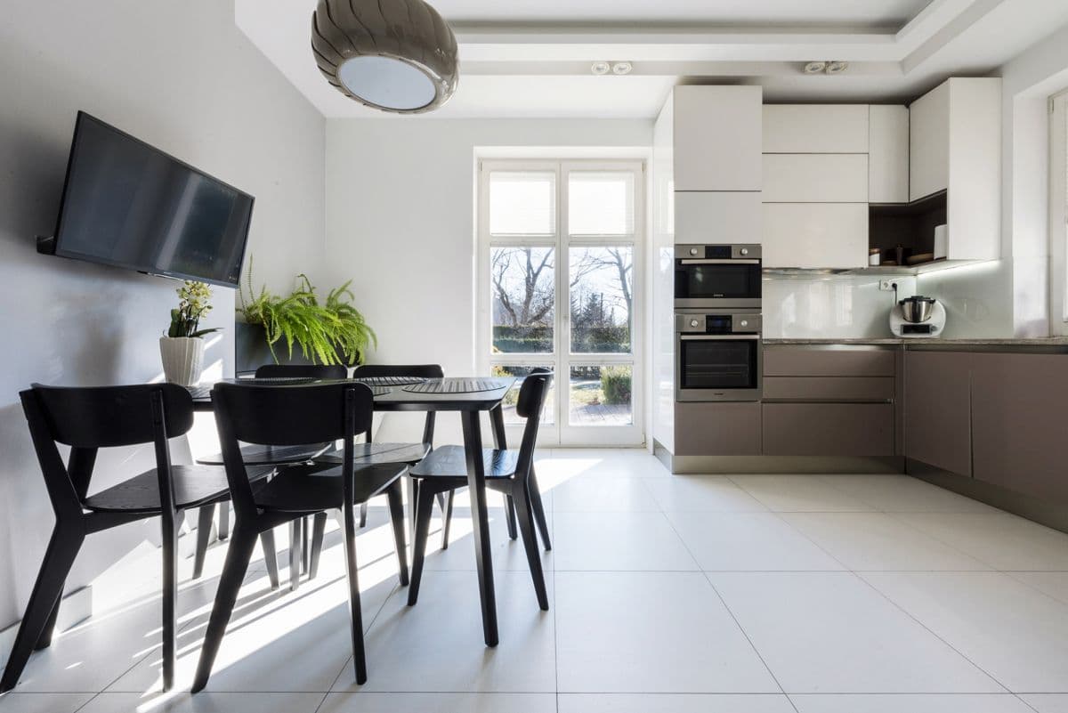 Elegancki dom w stylu toskańskim z domkiem gościnnym – 9