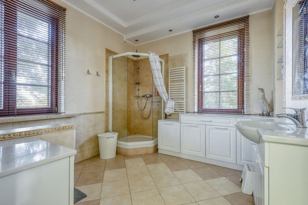 Przestronny wolnostojący dom z dużym ogrodem w Białołęce – 10