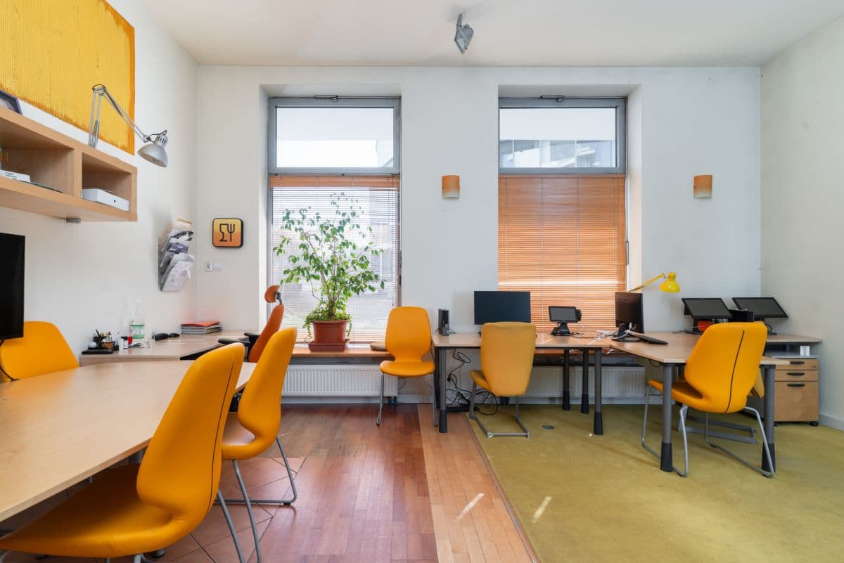 Dwa lokale użytkowe w doskonałej lokalizacji – 1