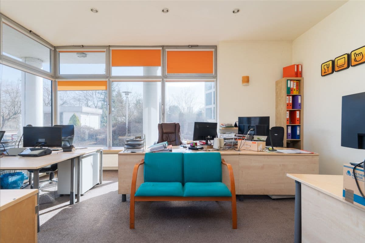 Dwa lokale użytkowe w doskonałej lokalizacji – 4