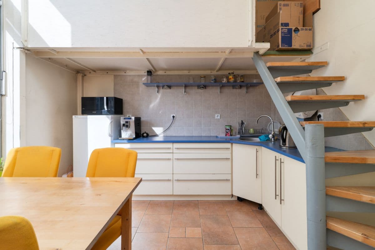 Dwa lokale użytkowe w doskonałej lokalizacji – 7