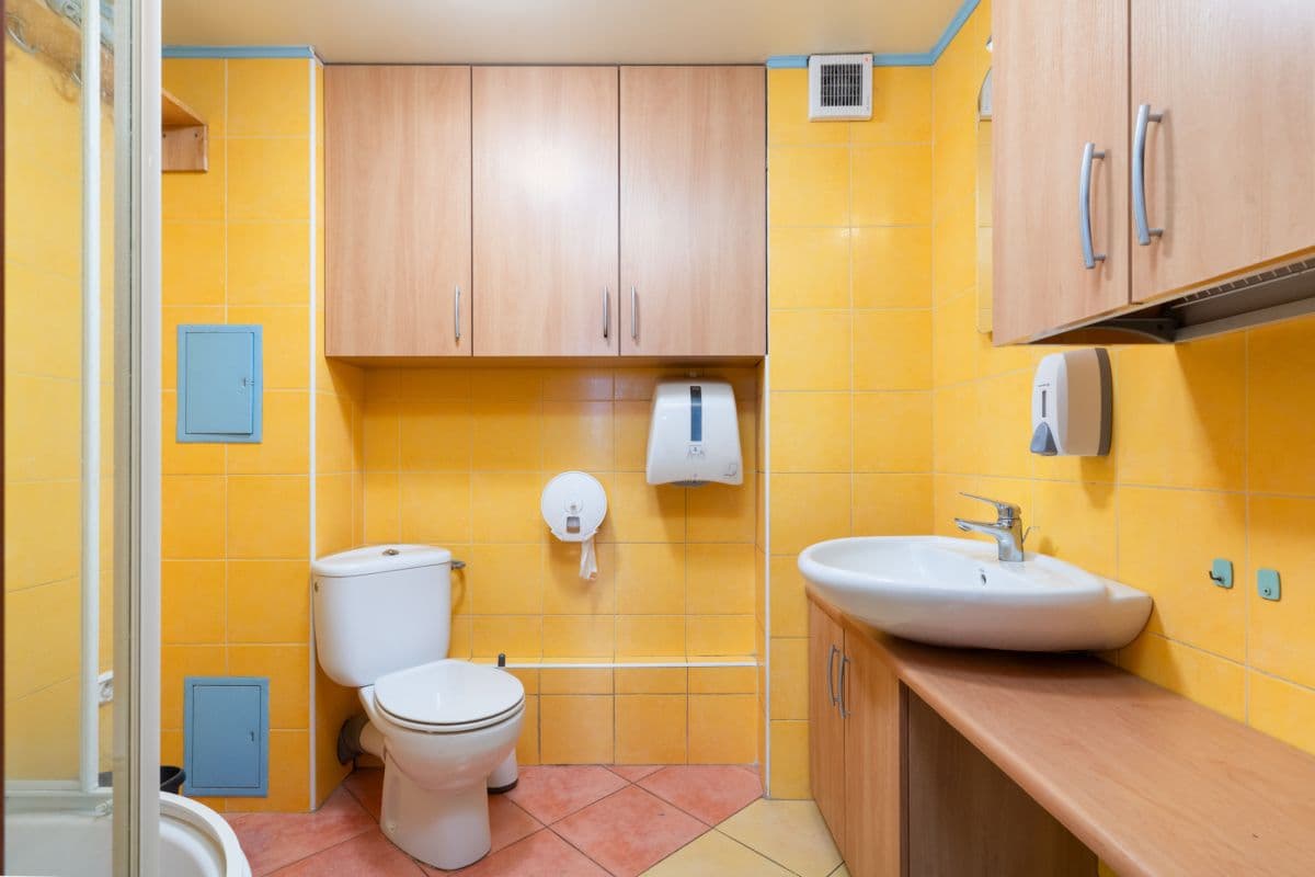 Dwa lokale użytkowe w doskonałej lokalizacji – 8