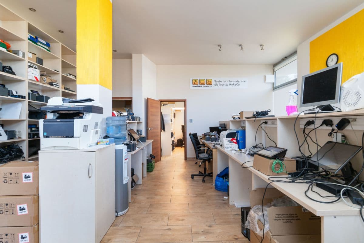 Dwa lokale użytkowe w doskonałej lokalizacji – 9