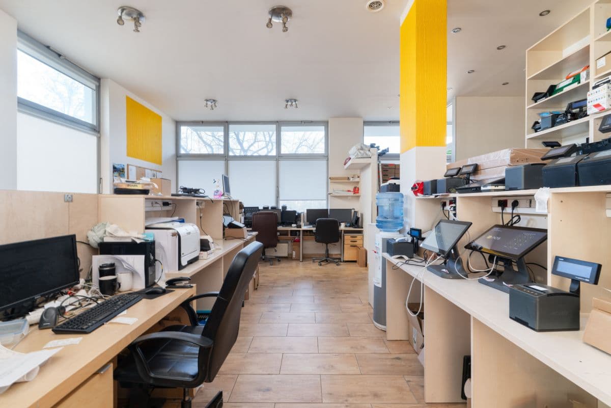 Dwa lokale użytkowe w doskonałej lokalizacji – 10