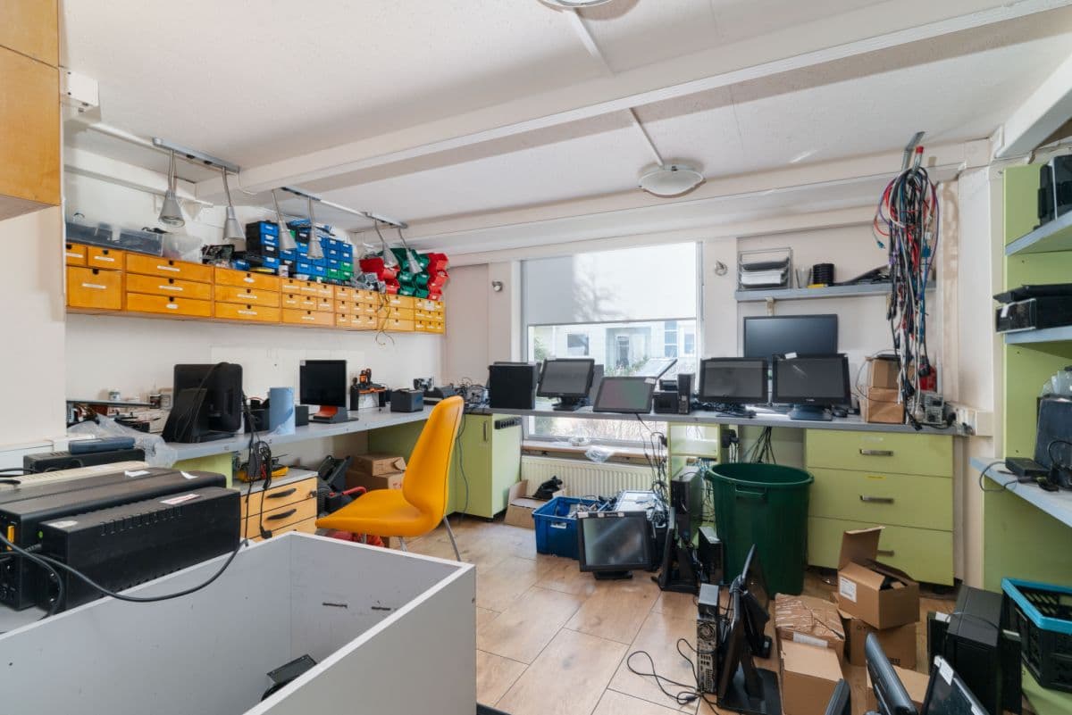 Dwa lokale użytkowe w doskonałej lokalizacji – 11