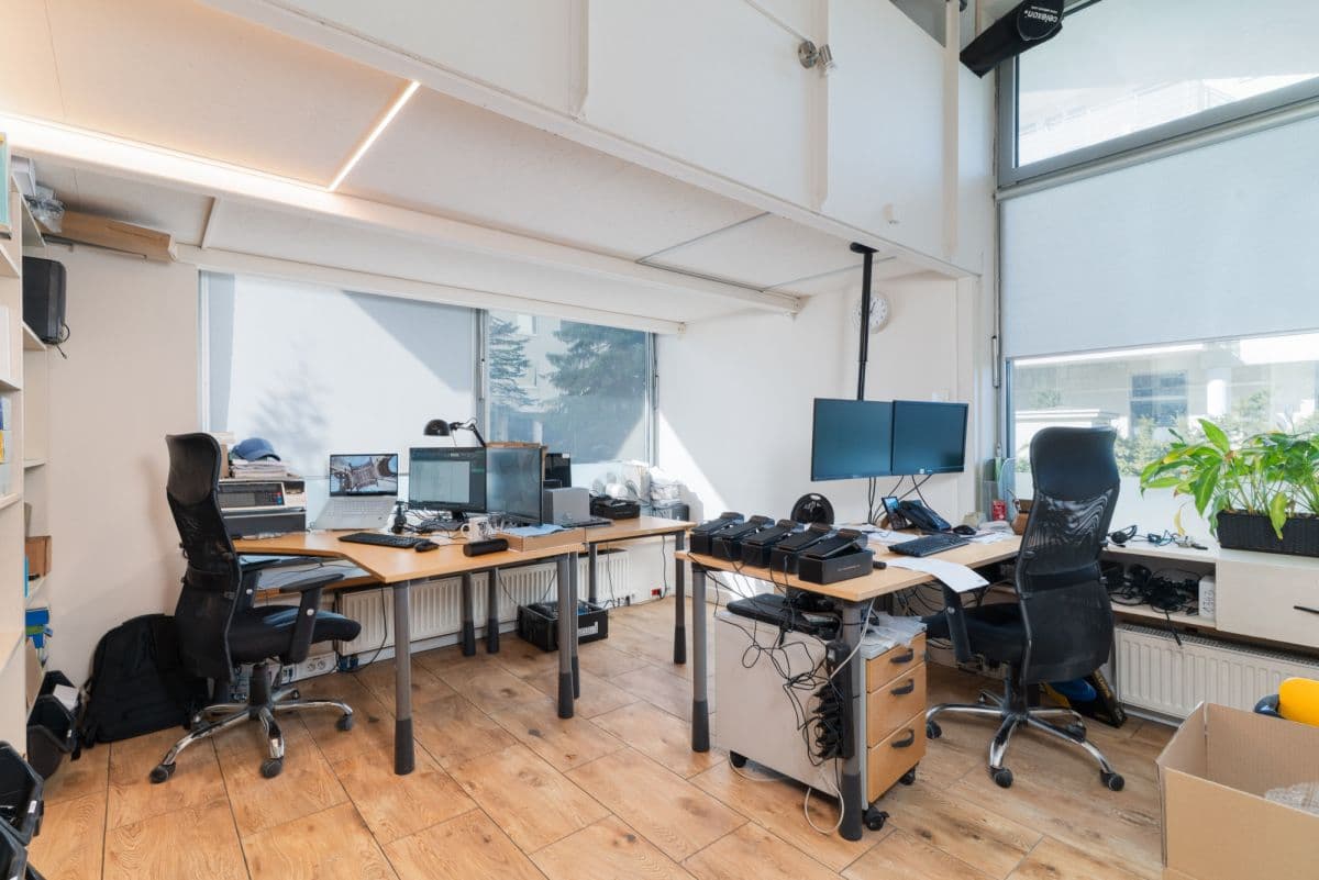 Dwa lokale użytkowe w doskonałej lokalizacji – 12