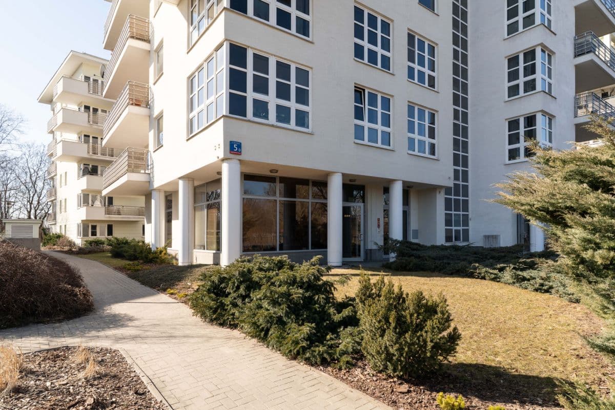 Dwa lokale użytkowe w doskonałej lokalizacji – 13