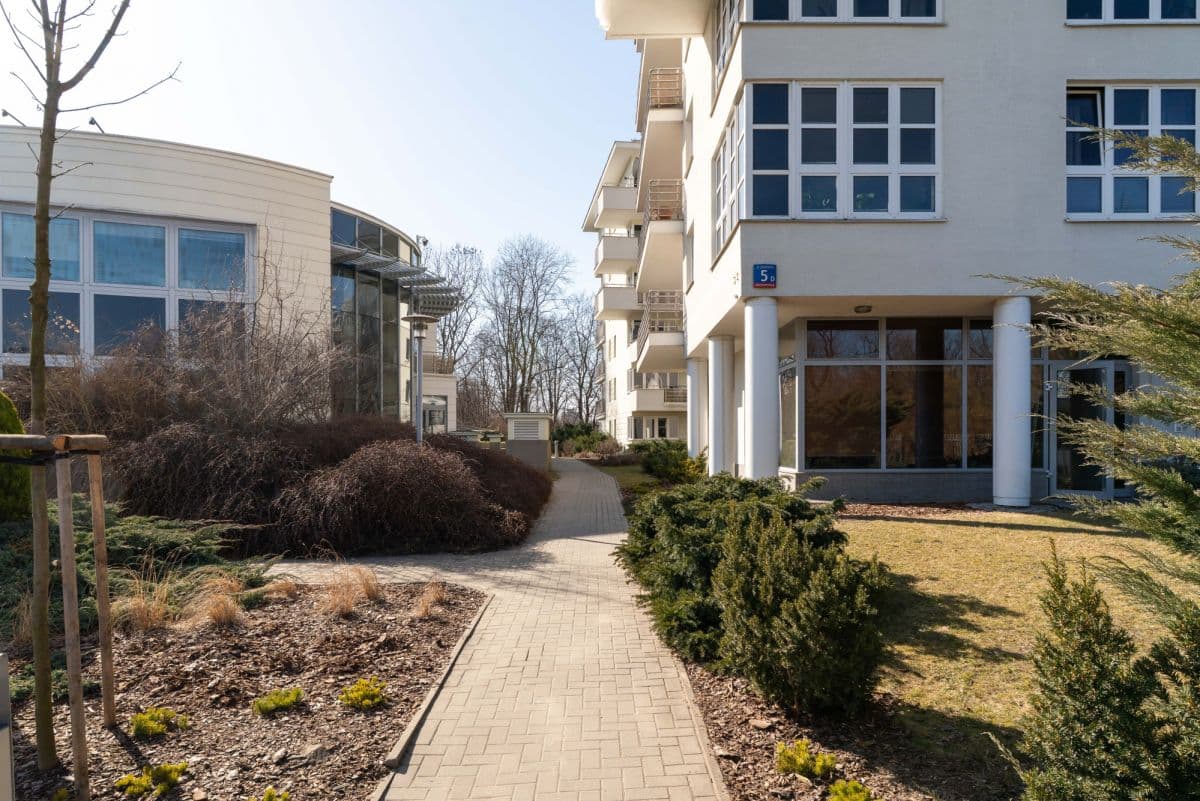 Dwa lokale użytkowe w doskonałej lokalizacji – 14