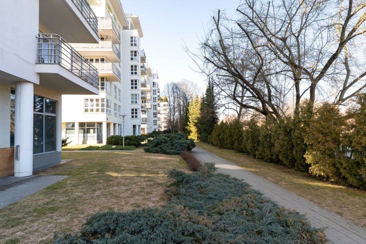 Dwa lokale użytkowe w doskonałej lokalizacji – 15