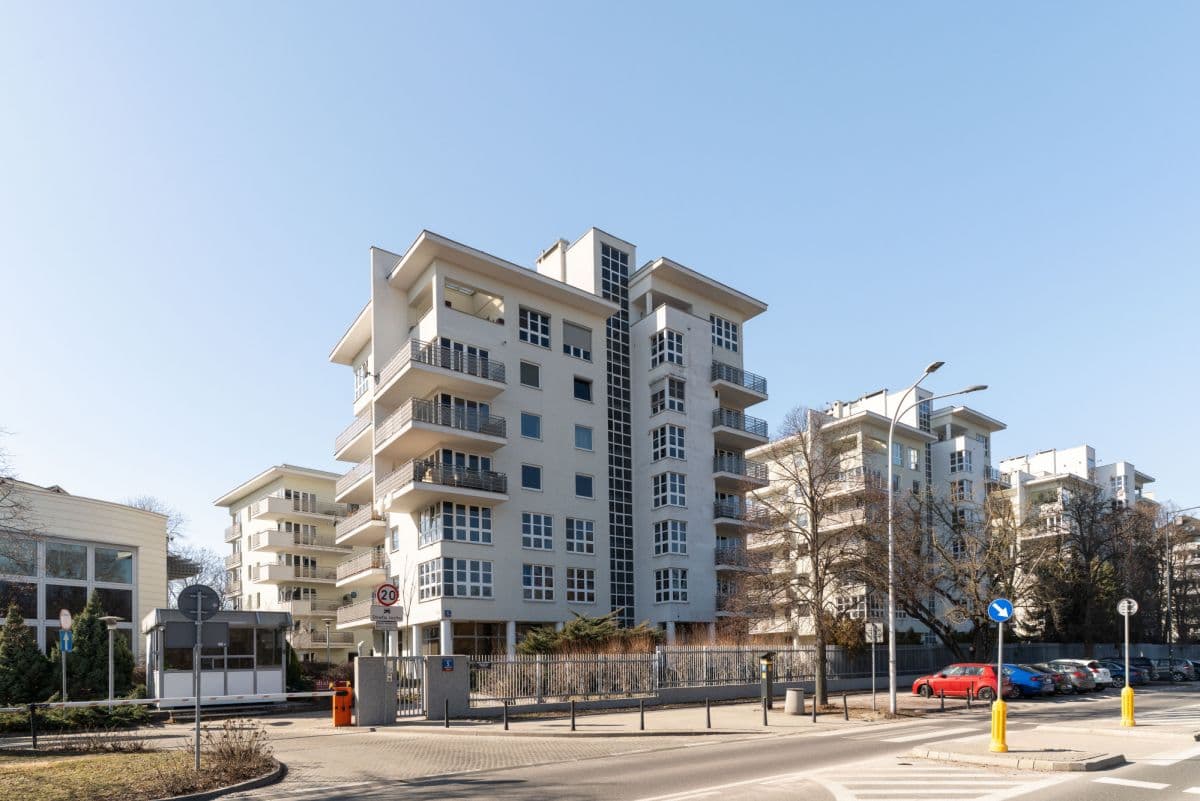 Dwa lokale użytkowe w doskonałej lokalizacji – 16