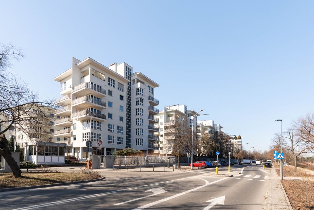 Dwa lokale użytkowe w doskonałej lokalizacji – 17