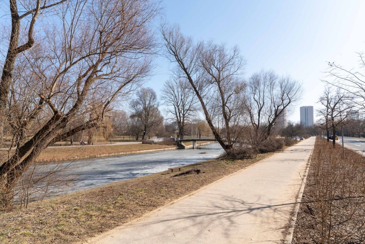 Dwa lokale użytkowe w doskonałej lokalizacji – 18