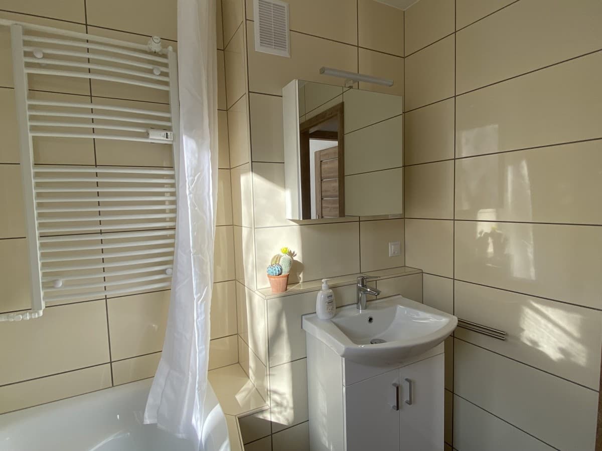 Jasne mieszkanie z balkonem, dostępne od 1 kwietnia – 15