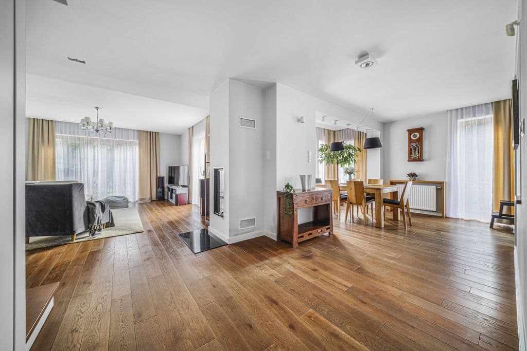 Urokliwy dom rodzinny z ogrodem i garażem – 1