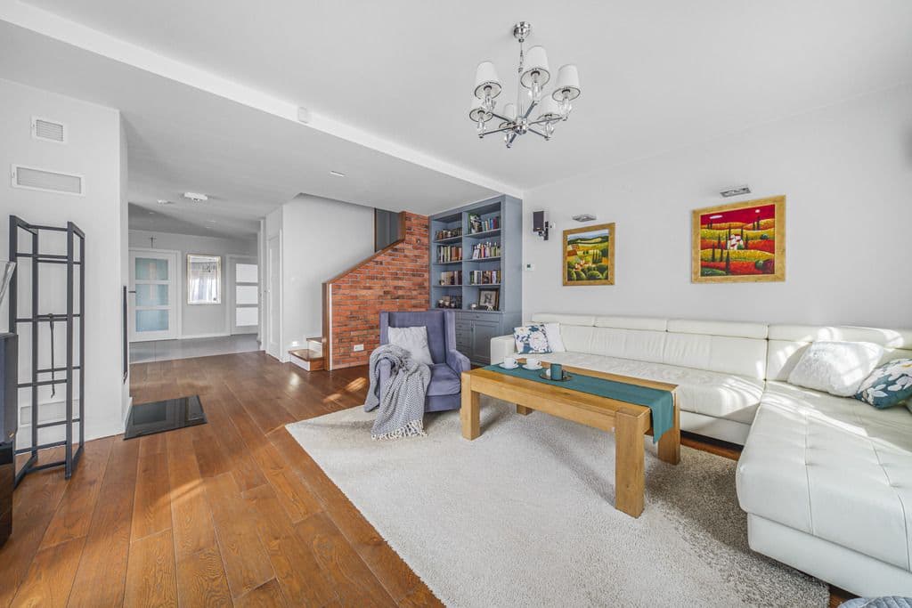 Urokliwy dom rodzinny z ogrodem i garażem – 2