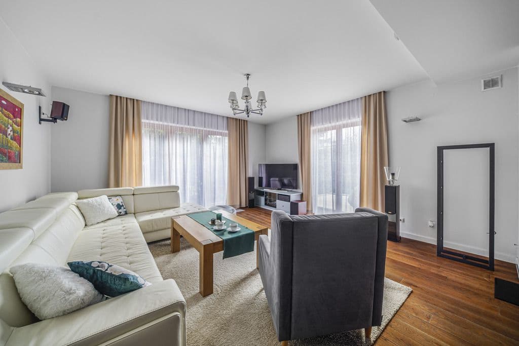 Urokliwy dom rodzinny z ogrodem i garażem – 3